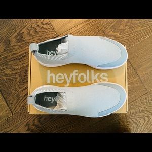 Hey folks women’s slip ons in kingsley grey size 7.5. Brand new never worn!